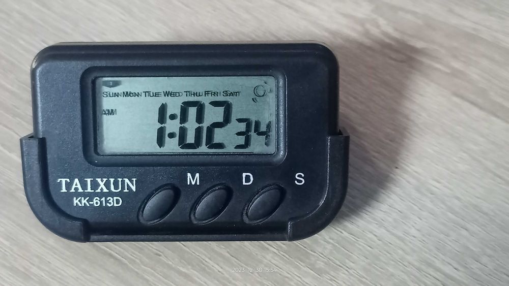 Часы разные и компас