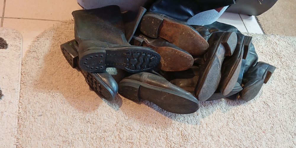 Сапоги хромовые и керзовые. 10 пар. См все фото