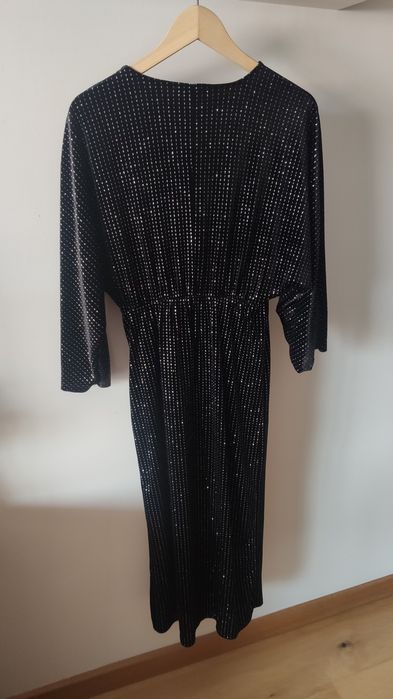 Vestido preto com brilho de festa