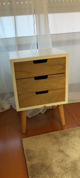 Pequena mesa de cabeceira