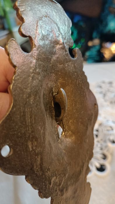 Mosiężny haczyk mocowany do ściany ze składanym ramieniem
mocowany do