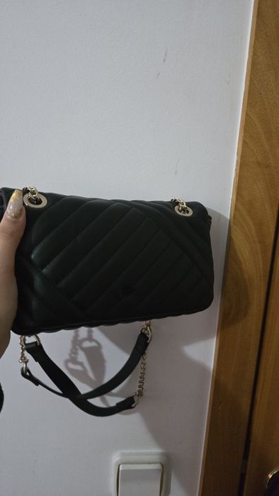 Mala de ombro de senhora preta