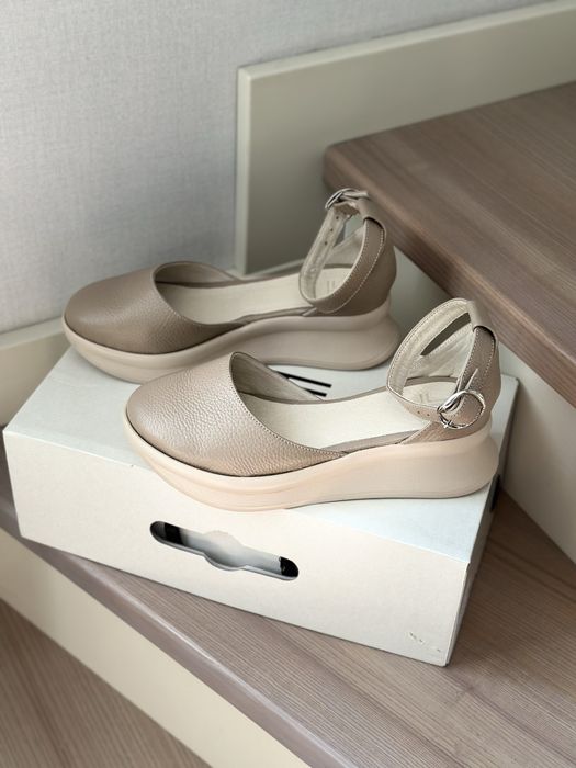 Босоніжки бежеві шкіра 39 розмір