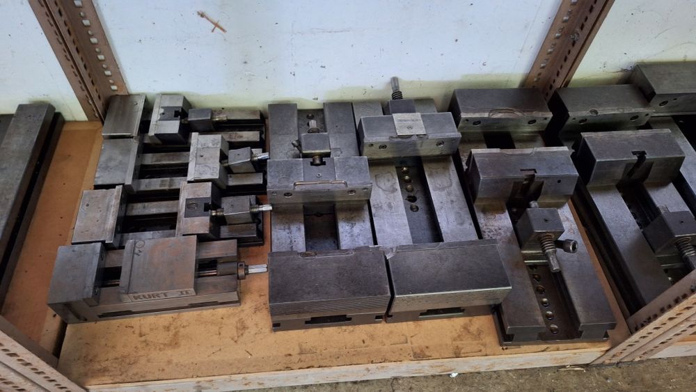 Diversas prensas de a perto e apoio a fresadora