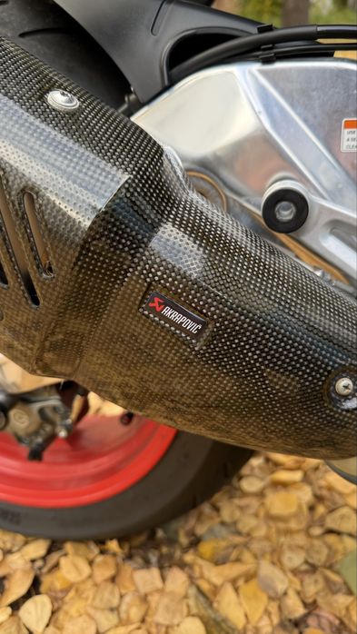 Наклейка akrapovic в силіконі на накладку вихлопа