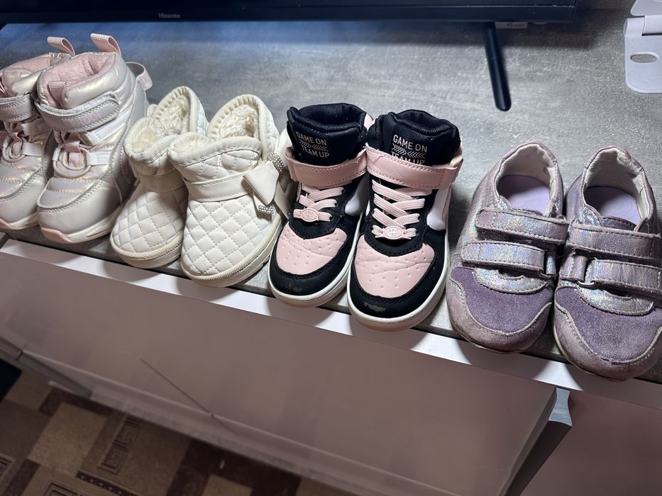 Дитячі туфлі та кросівки