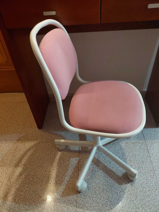 Cadeira com rodas secretária