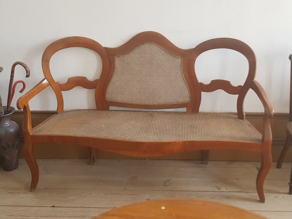 Móveis rústicos, credências, mesa e sofás