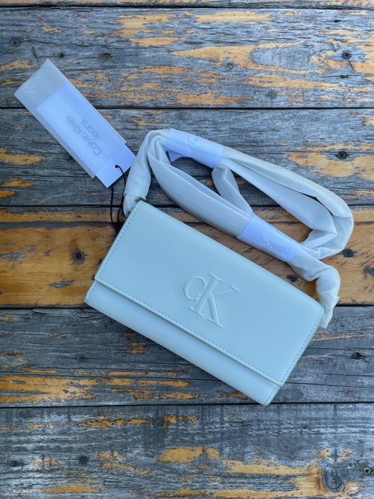 Сумка calvin klein (ck sculpted impression crossbody bag) с америки