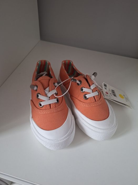 Trampki wsuwane r. 26 Reserved nowe