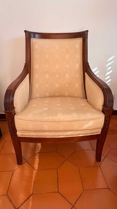 Cadeiras em estrutura de madeira - 2un