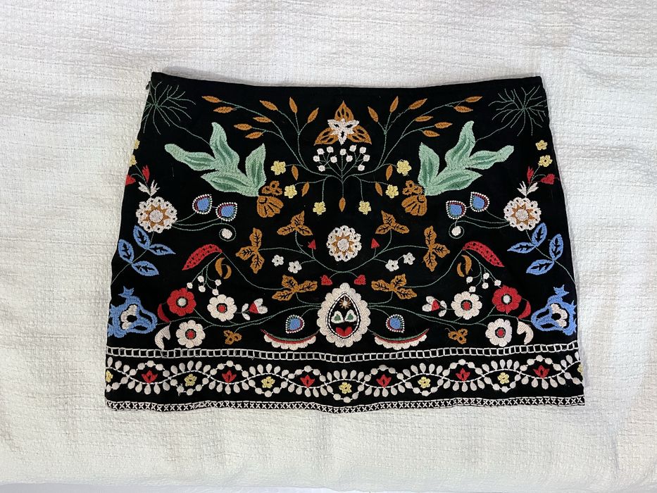 Czarna mini spódnica z haftem M Zara