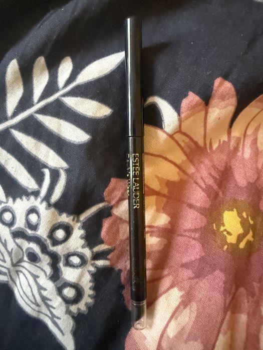 Kredka do oczow estee lauder czarna uzyta raz na rece