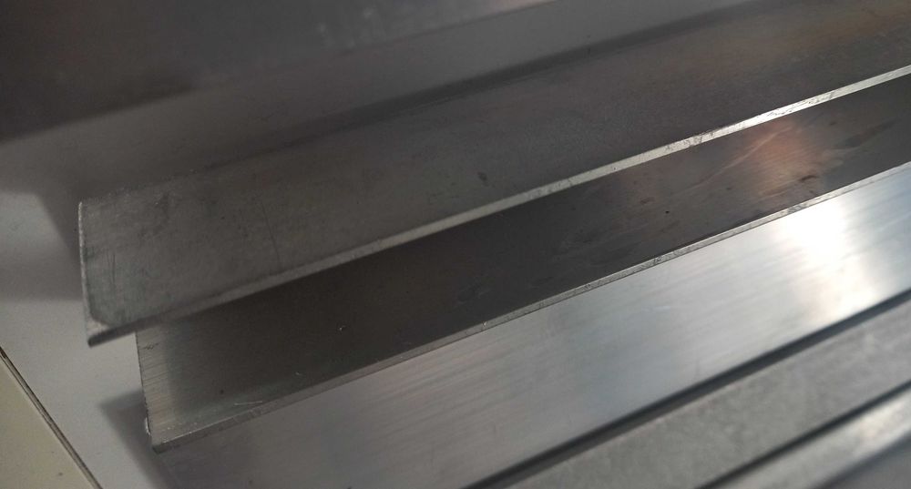 Aluminiowy ceownik 30x25x30x2