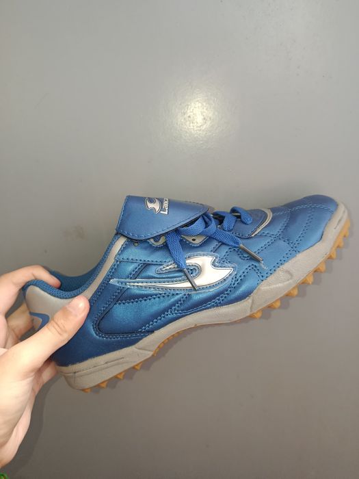 Продаю футбольні кросівки