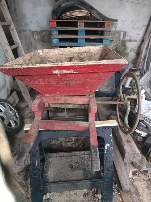 Triturador de uvas antigo em bom estado