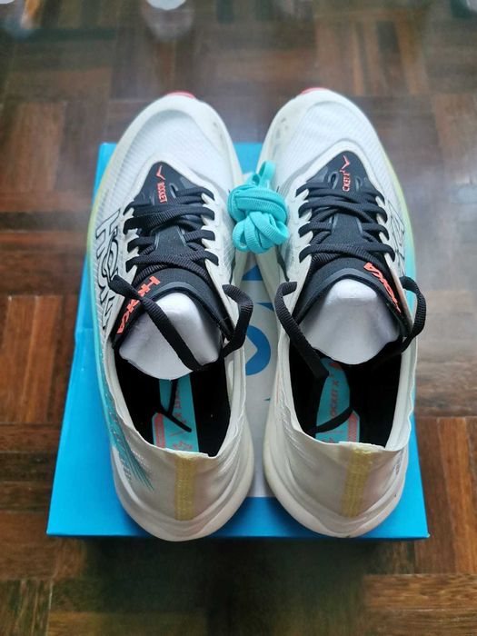 Sapatilhas de running Hoka U Rocket X 2, com placa de carbono.