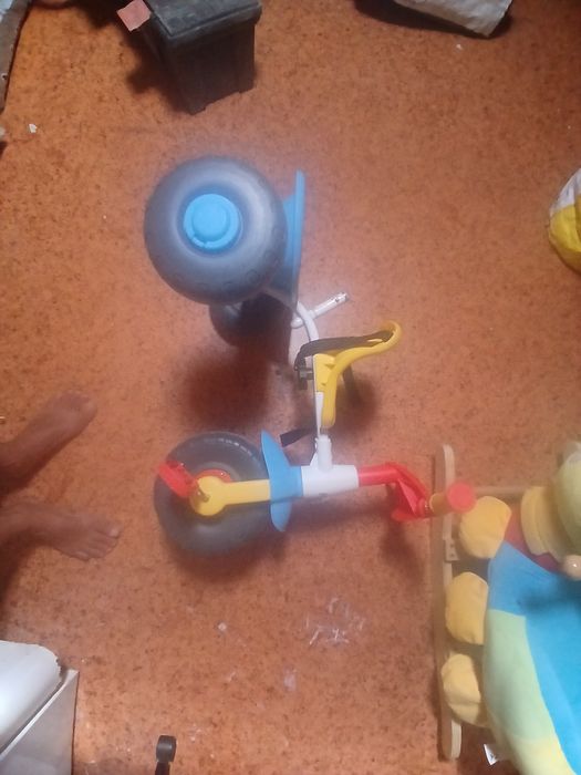 Brinquedos criança, triciclo, minhoca, carrinho.