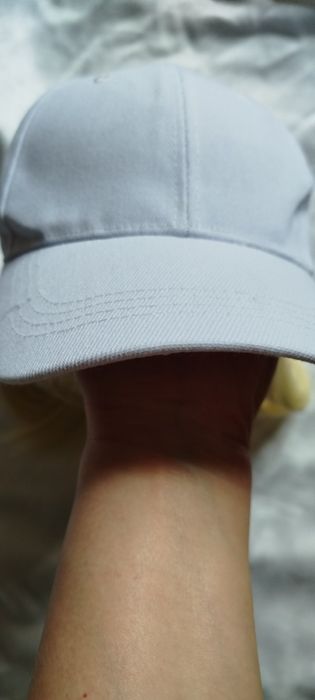 Парик блонд с белой кепкой