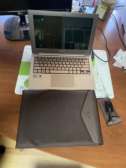 Asus 11,6ʼʼ, intel core i5  1,60 GHz, 4 Гб, 256 Гб