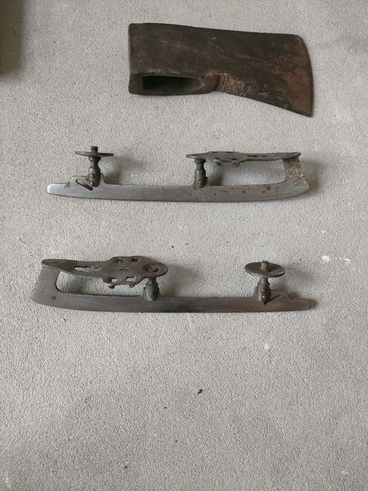 Zabytkowe łyżwy żeliwne z mocowaniem śrubowym – model kolekcjonerski
