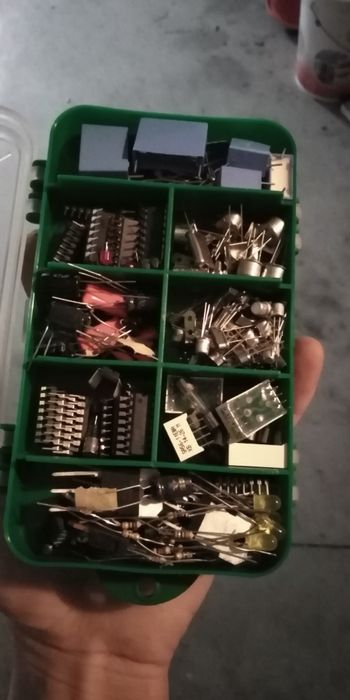 Caixa com peças electrónicas