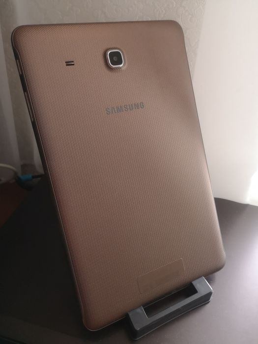 Планшет Samsung sm t561, 9.6 дюймів, 1.5озу, сім, чохол, без звуку