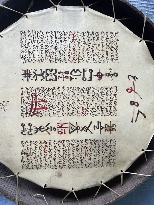 Bębenek z arabskim pismem