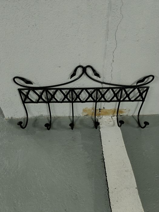 Cabide em metal, pintado de preto