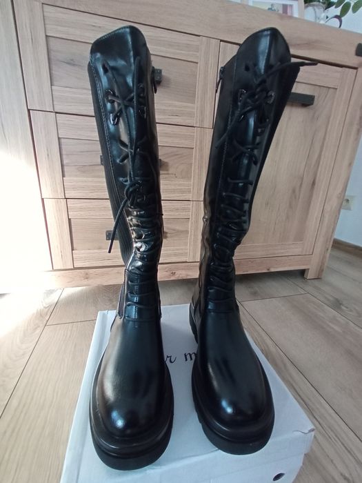 Sznurowane kozaki damskie w rozmiarach 36 i 38.