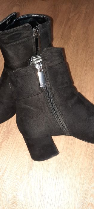 Botas em pele camurça