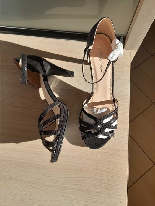 sandały na wysokim, smukłym obcasie typu szpilka