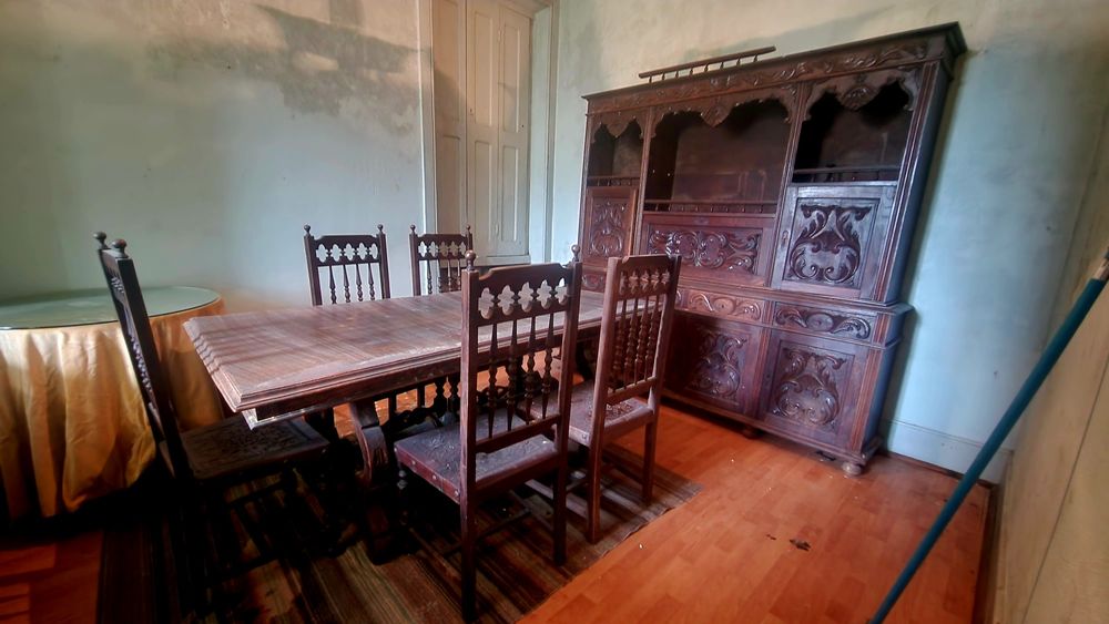Mesa de jantar e 6 cadeiras em madeira maciça