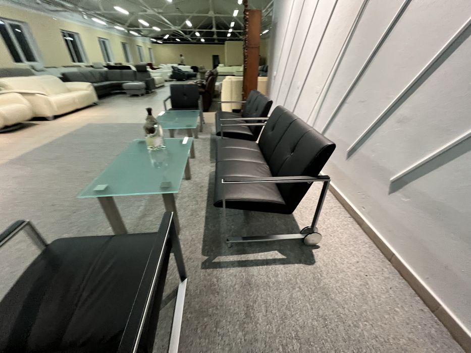 Офіс два крісла два дивани шкіряні два скляні столики