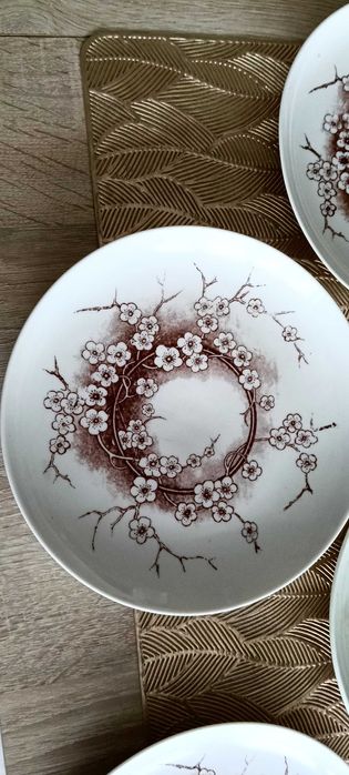 8  talerzy. Porcelana PRL. Piękne wzory.
