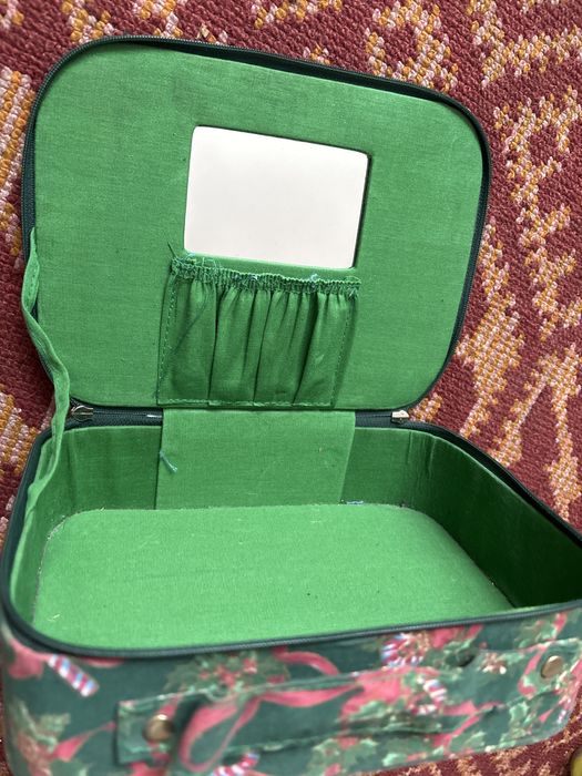 Zielony kuferek z lusterkiem