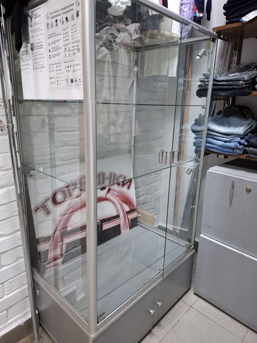 Скляний шкаф з полицями