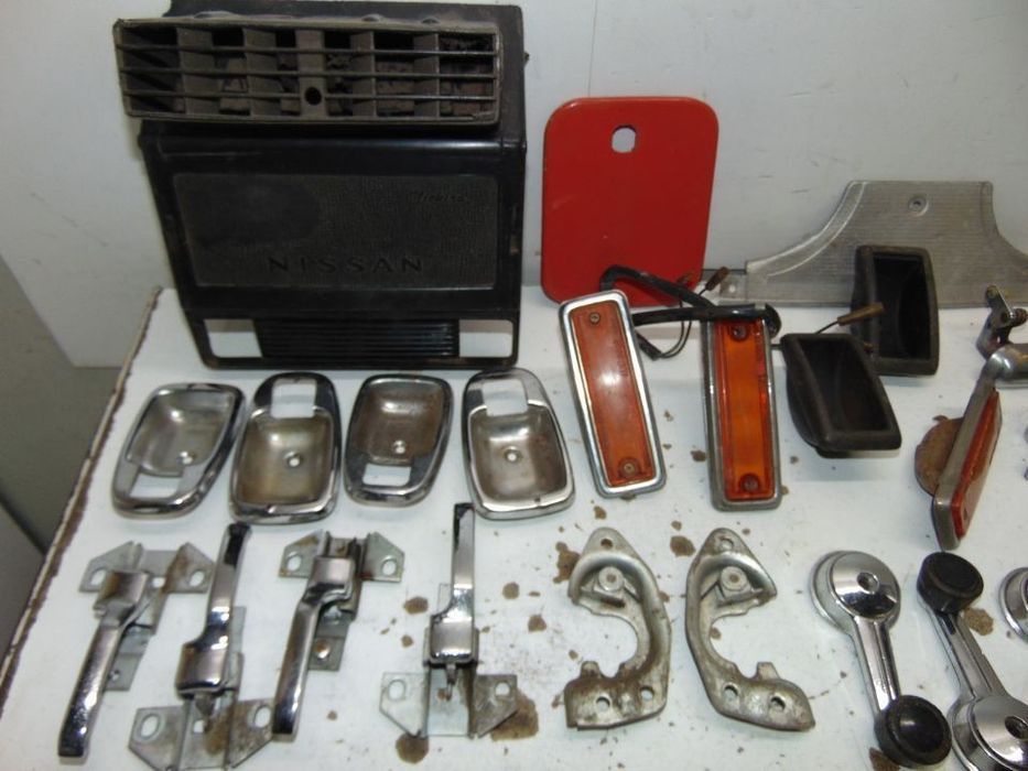 Datsun 1200 várias peças de interior e exterior