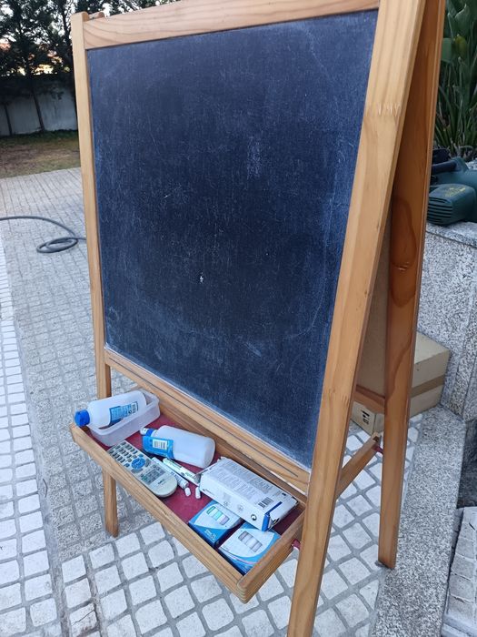 Quadro de dupla face de  lousa e branco