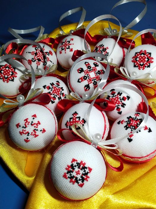 Новорічні вишиті іграшки