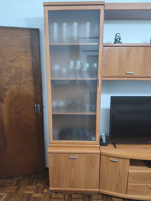 Estante e vitrine de sala