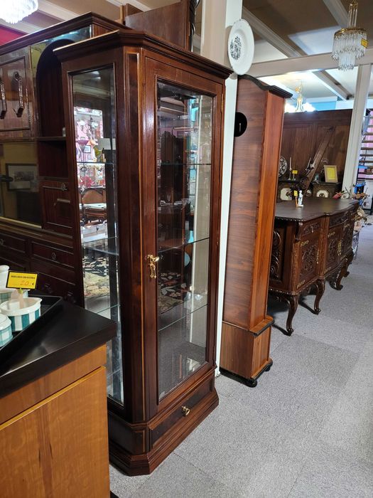 Cristaleira em madeira, prateleiras em vidro e fundo em es