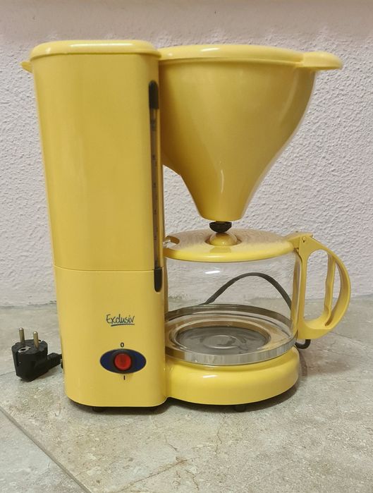 Máquina de café + conjunto de 4 chávenas e pires (novo)