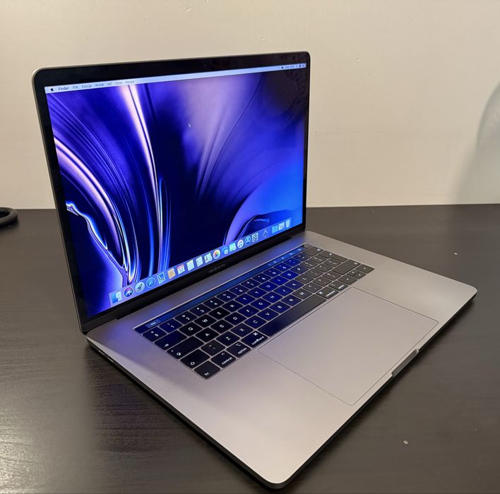Laptop Apple MacBook Pro 15” / i7 / 16GB RAM / 256GB SSD / model A1990