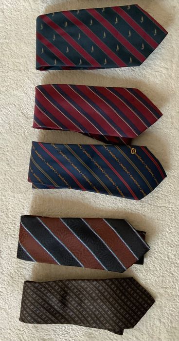 Gravatas diversas em seda e lenços de pescoço