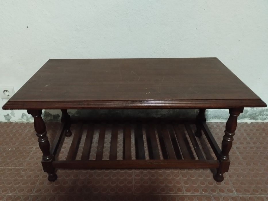 Mesa de centro de sala em mogno
