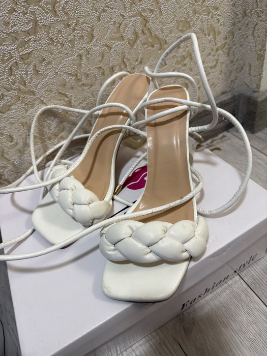 Туфлі та босоніжки