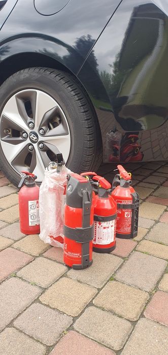 Вогнегасник трос аптечка знак аварійний трикутник жилетка шкребок щітк