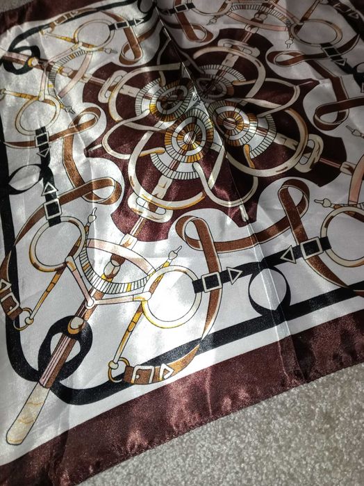 Nowa satynowa chusta / apaszka 50x50 cm – stylowy dodatek