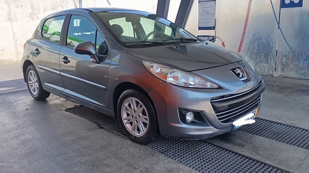 Peugeot 207 motor 1.6 HDI. Tem 150.000 quilómetros reais